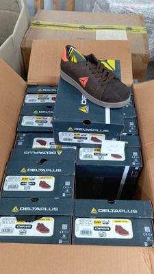 des cartons de chaussures sont empilés les uns sur les autres dans un carton