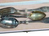 four spoons and two spoons in a box