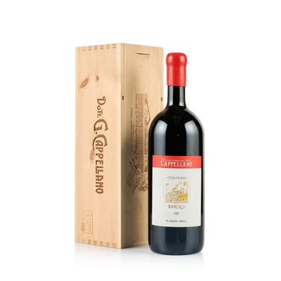 la bouteille de vin rouge se trouve à côté d'une caisse en bois