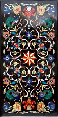 un gros plan sur une image représentant un motif floral sur fond noir
