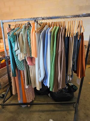 un portemanteau de vêtements exposé dans un magasin