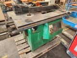 une machine posée sur une palette dans un entrepôt