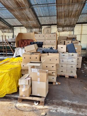 une grande quantité de cartons empilés sur des palettes dans un entrepôt