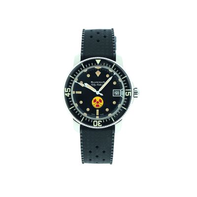 une image d'un gros plan d'une montre-bracelet sur un fond blanc