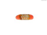une image représentant une bague orange sertie de diamants sur fond blanc