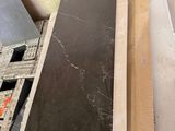 un gros morceau de bois posé sur une table