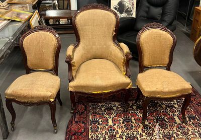 trois chaises et une table dans une pièce avec un tapis