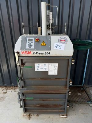 une photo d'une machine garée devant un bâtiment