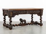 une console ancienne sculptée, surmontée d'un lion