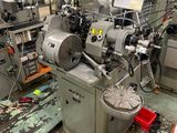 une machine posée à même le sol dans une usine