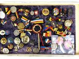 une boîte remplie de médailles et d'autres objets