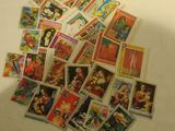 une pile de timbres posée sur une table, sur fond blanc