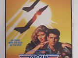 L'affiche de « Top Gun » est accrochée au mur.