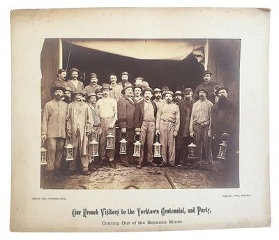 un groupe d'hommes debout devant un immeuble