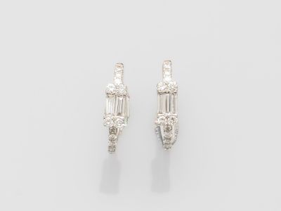 une paire de boucles d'oreilles en diamant