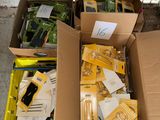 une boîte remplie d'objets hétéroclites posée sur le sol