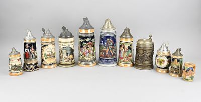 de nombreux types de chopes à bière alignées sur une table