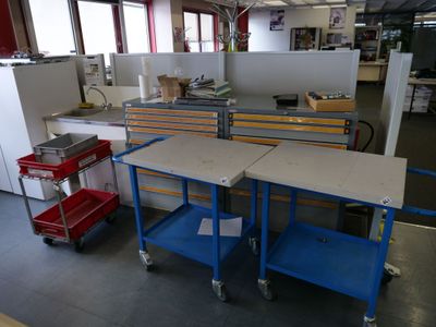 1 Ensemble DE 2 Tables Roulantes, + 1 Chariot Porte Caisse