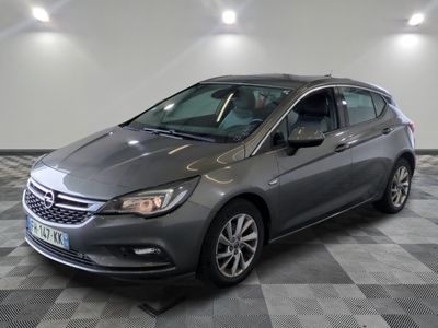 la voiture grise est garée dans le garage sur un sol en damier