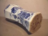 un vase bleu et blanc posé sur une table