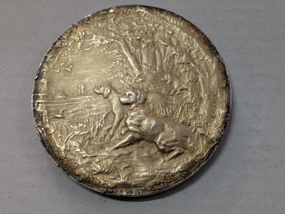 Médaille en argent à décor cynégétique. Usures et chocs. 45 gr et diam - Photo 1