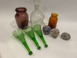 vases en verre de différentes couleurs posés sur une table