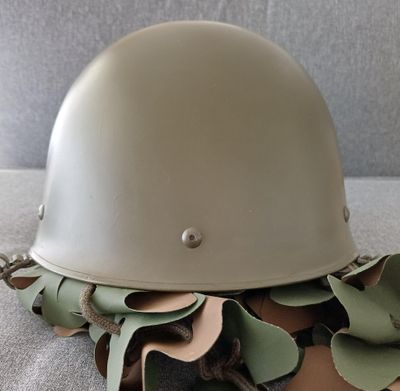 un casque posé sur une table
