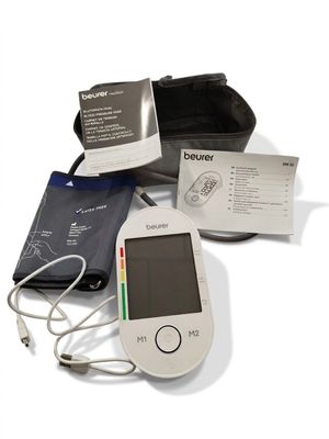 un tensiomètre et d'autres appareils médicaux posés sur une surface blanche