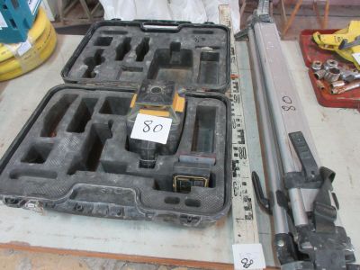 un pistolet et un étui à pistolet posés sur une table