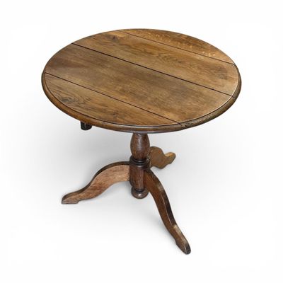 une vieille table en bois avec un plateau en bois sur fond blanc