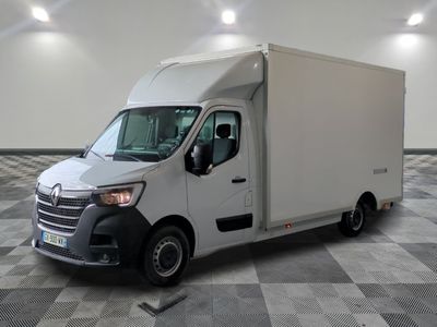 une camionnette blanche garée dans une grande pièce