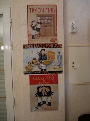 trois affiches accrochées au mur d'une cuisine équipée d'une cuisinière