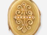 une image représentant un fer à friser en or orné d'une croix et de perles