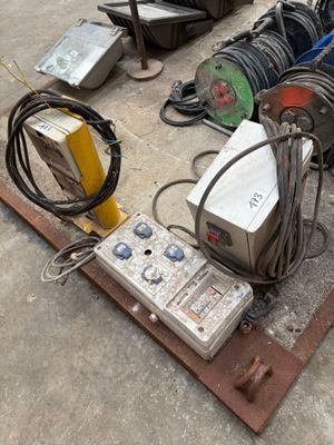 Un lot de trois compteurs électriques de chantier.