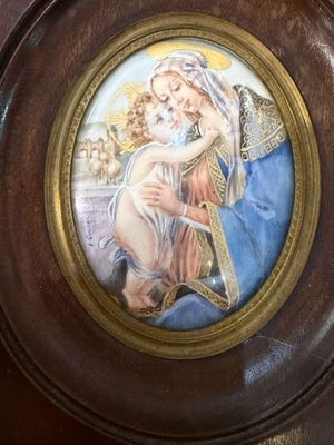 une photo d'une photo représentant une femme tenant un enfant dans ses bras