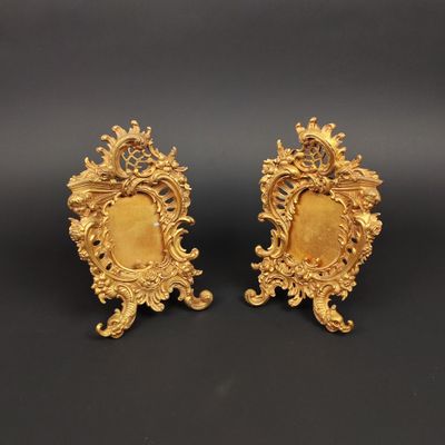 Deux petits cadres en métal doré de style Rocaille à décor d… - Photo 1