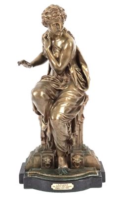 statue en bronze représentant une femme assise sur une chaise, la main posée sur le menton