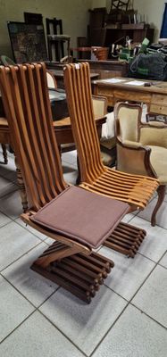 plusieurs chaises et une table dans une pièce