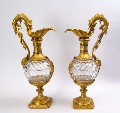 Paire d'aiguières en verre taillé et bronze doré, le fût bal…