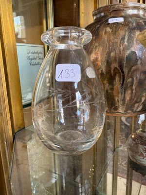 Petit vase en verre gravé d’une frise de fleurs