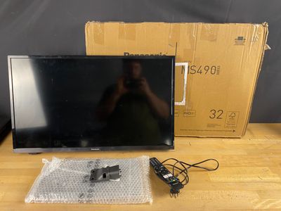 un téléviseur posé sur une table à côté d'un carton