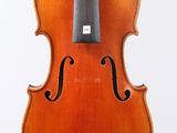 un gros plan d'un violon posé sur un pupitre, sur fond blanc