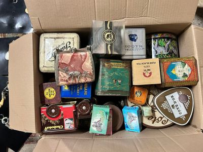 une boîte en carton remplie de bagages de toutes sortes