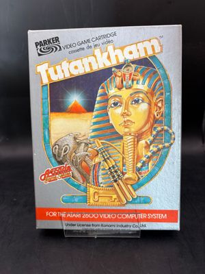 La boîte du jeu « Tutankham » est posée sur une surface noire.