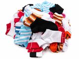 de nombreuses paires de chaussettes sur fond blanc