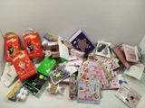 un tas de jouets d'enfants par terre, près d'un mur