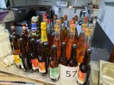 de nombreuses bouteilles d'alcool posées sur le plan de travail d'une cuisine