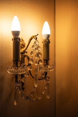 Paire d'appliques à pampilles. H : 35 cm ; L : 23 cm ; l : 1…