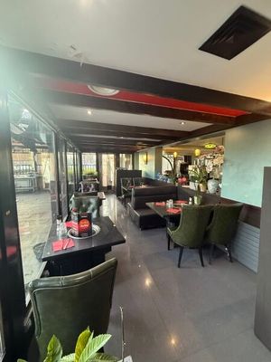 une salle avec beaucoup de tables et de chaises