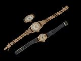 deux montres-bracelets pour femme et un bracelet de montre sur fond noir